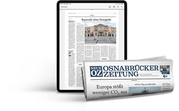 Tablet mit einer Artikelseite und eine Zeitungsrolle des Ostfriesischen Kuriers